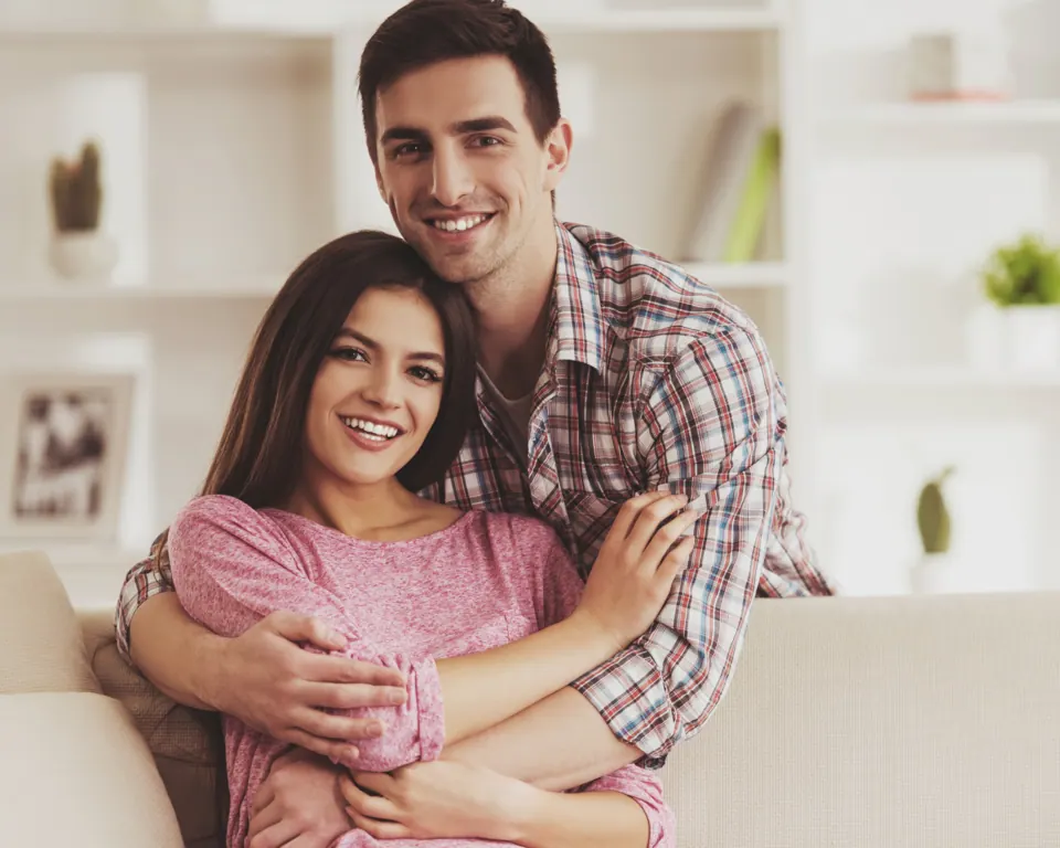 Pareja revisando su proyecto de casa